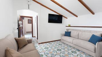 Attico, vista mare parziale | Area soggiorno