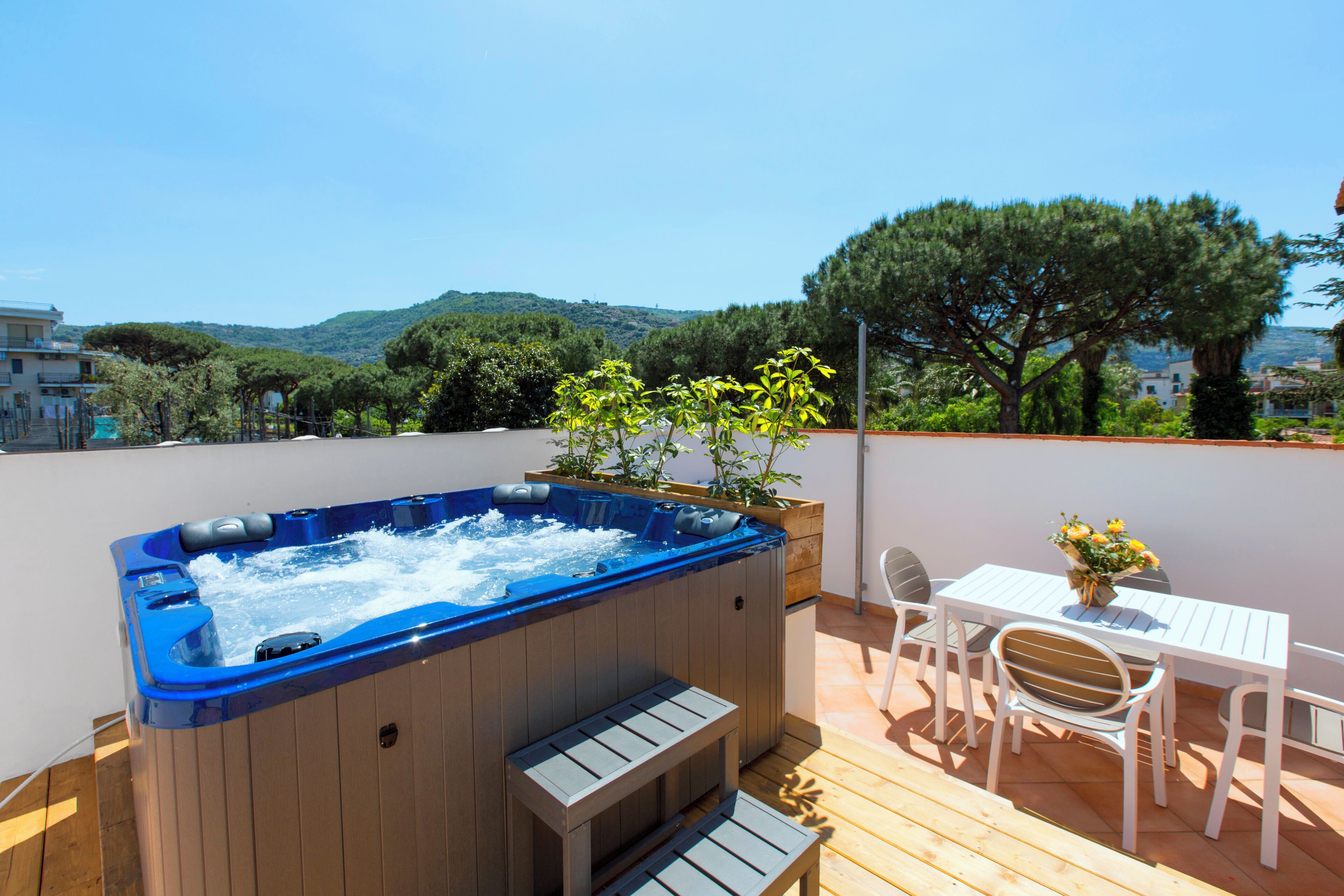 Ático, vistas parciales al mar | Bañera de hidromasaje privada