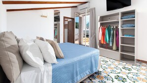 A bedroom with a bed, a wardrobe, and a television. - YourHome - Jolly Pini (Sant'Agnello)