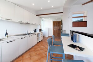 Penthouse - viss havsutsikt | Eget kök | Kylskåp, mikrovågsugn, spishäll och espressobryggare