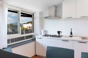Penthouse - viss havsutsikt | Eget kök | Kylskåp, mikrovågsugn, spishäll och espressobryggare