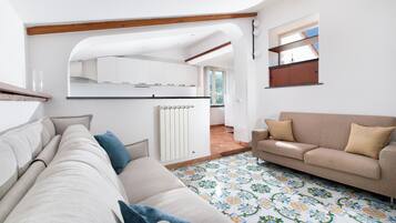 Attico, vista mare parziale | Area soggiorno