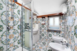 Penthouse, eingeschränkter Meerblick | Badezimmer | Dusche, kostenlose Toilettenartikel, Haartrockner, Handtücher