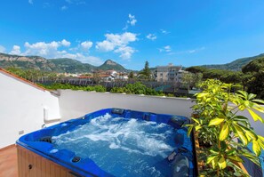 Penthouse, Partial Sea View | Outdoor spa tub - YourHome - Jolly Pini (Sant'Agnello)