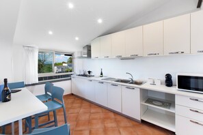 Penthouse - viss havsutsikt | Eget kök | Kylskåp, mikrovågsugn, spishäll och espressobryggare