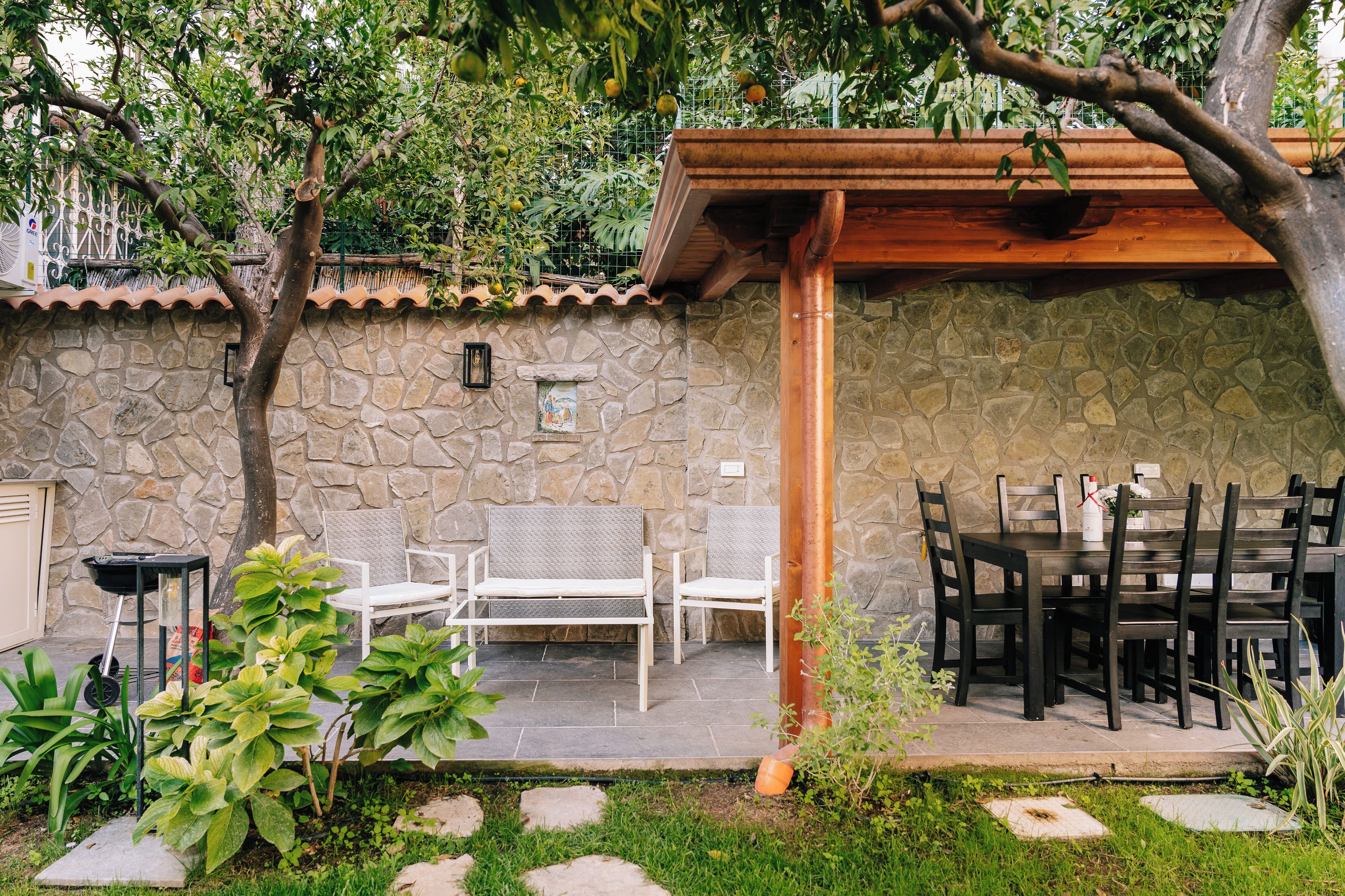 Deluxe Studio, Kitchen | Outdoor dining