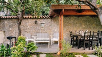 Deluxe Studio, Kitchen | Outdoor dining