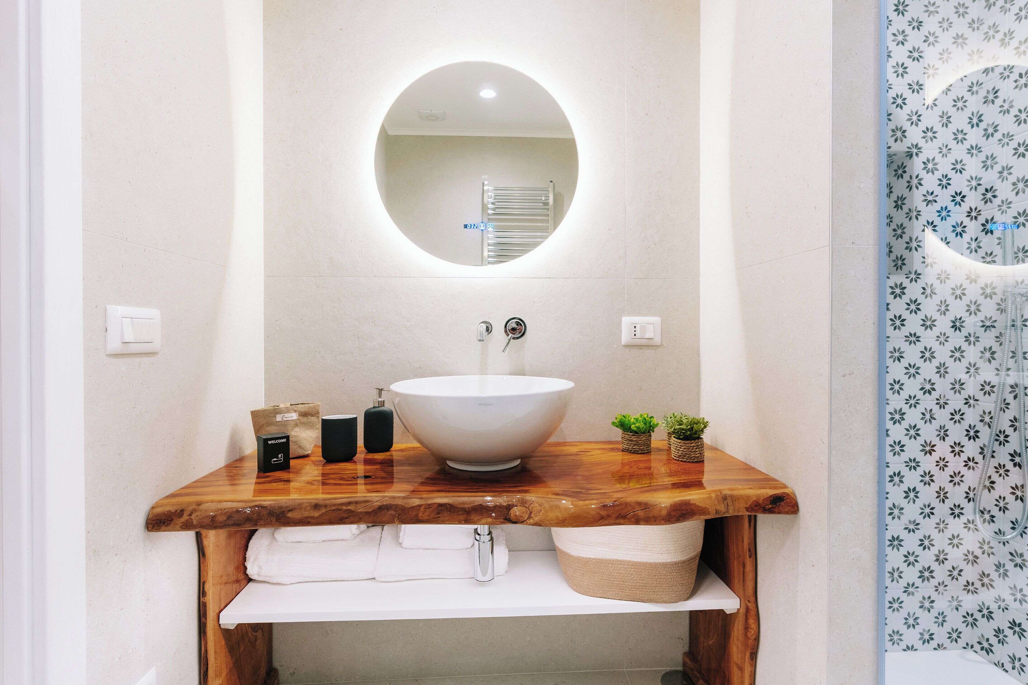 Deluxe suite | Badkamer | Een douche, een haardroger, handdoeken, zeep