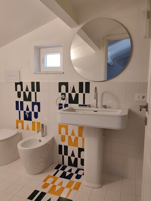 Apartment, 2 Schlafzimmer, Stadtblick | Badezimmer | Dusche, kostenlose Toilettenartikel, Haartrockner, Handtücher