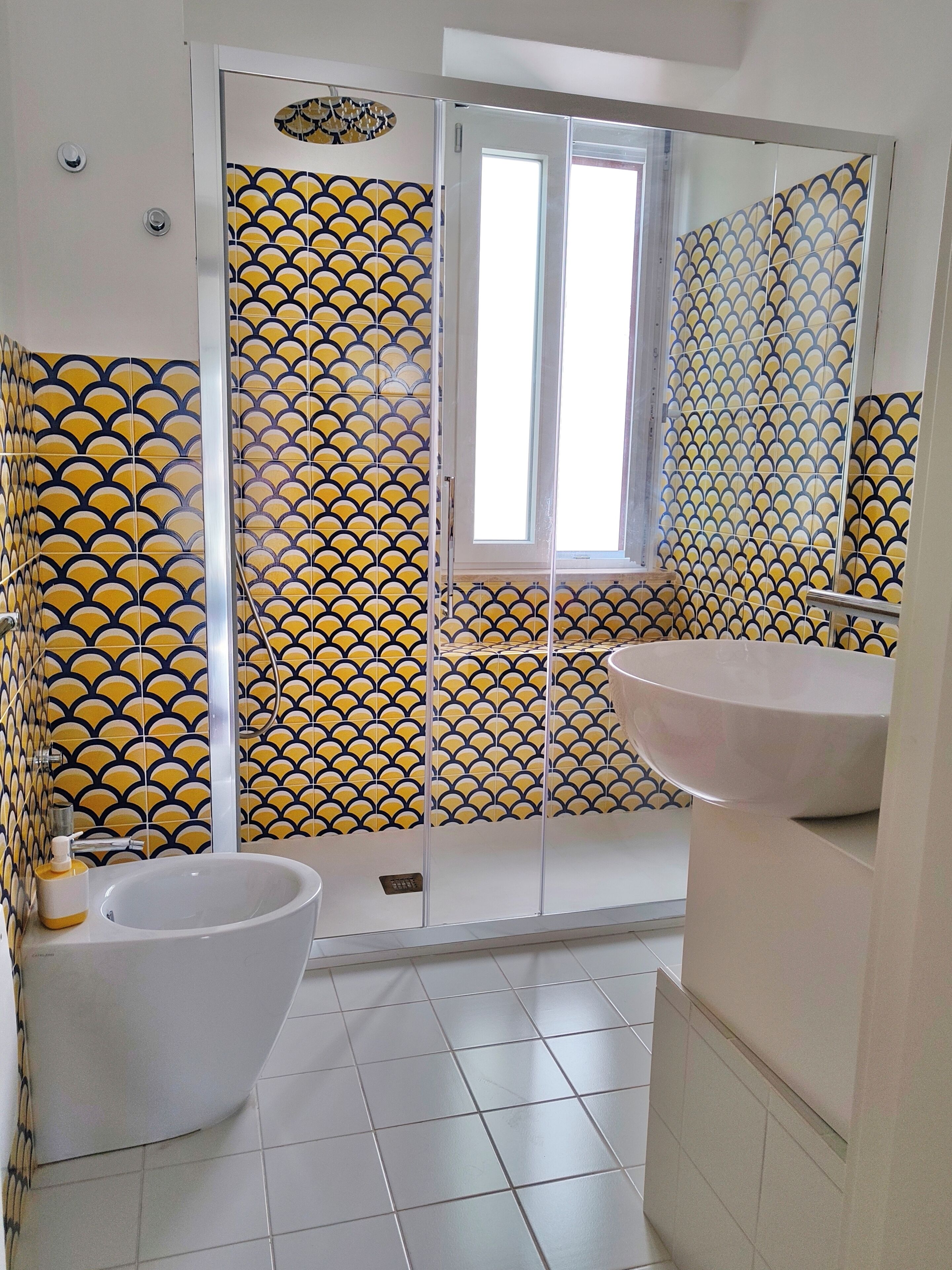 Appartement, 2 slaapkamers, uitzicht op stad | Badkamer | Een douche, gratis toiletartikelen, een haardroger, handdoeken