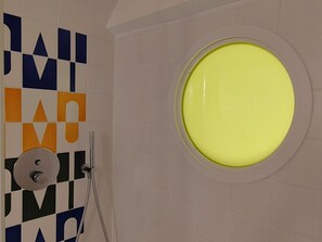 Apartment, 2 Schlafzimmer, Stadtblick | Badezimmer | Dusche, kostenlose Toilettenartikel, Haartrockner, Handtücher