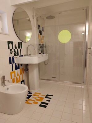 Apartment, 2 Schlafzimmer, Stadtblick | Badezimmer | Dusche, kostenlose Toilettenartikel, Haartrockner, Handtücher