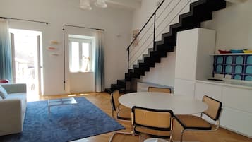 Leilighet, 2 soverom, byutsikt | Oppholdsområde | En 32-tommers Flatskjerm-TV med digitale kanaler