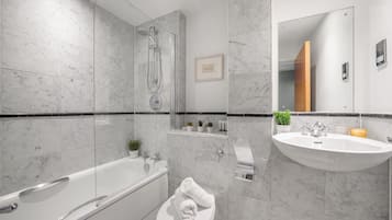 Căn hộ trung tâm thành phố, 1 giường đôi và sofa giường, không hút thuốc, quang cảnh thành phố | Phòng tắm