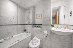 City Apartment, 1 Double Bed with Sofa bed, Non Smoking, City View | Bathroom - Cozy 1BR near Trafalgar Square (London)