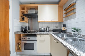 City Apartment, 1 Double Bed with Sofa bed, Non Smoking, City View | Private kitchen - Cozy 1BR near Trafalgar Square (London)