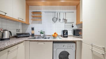 City Apartment, 1 Double Bed with Sofa bed, Non Smoking, City View | Private kitchen