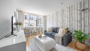 City Apartment, 1 Double Bed with Sofa bed, Non Smoking, City View | Living area | 40-inch Smart TV with satellite channels