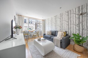 City-lejlighed - 1 dobbeltseng med sovesofa - ikke-ryger - byudsigt | Opholdsområde | 40-tommers smart-tv med satellitkanaler
