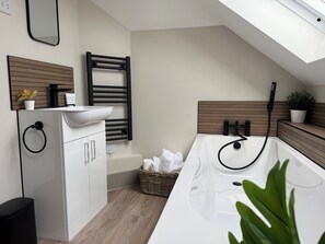 Bathroom - Modern and plush flat with roof garden (Southampton)