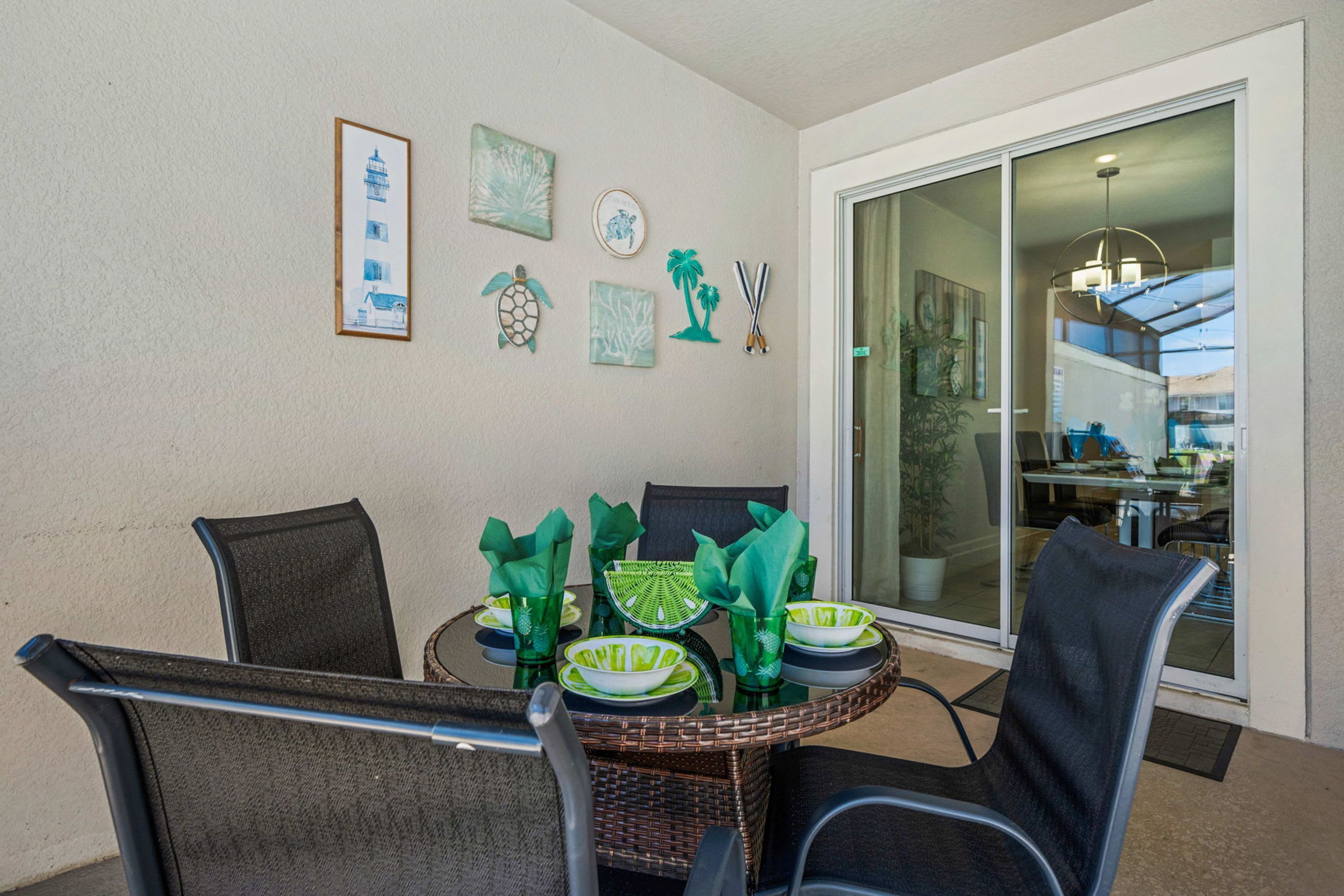 Un espace repas comprenant une table ronde, des chaises et des œuvres d’art décoratives sur les murs.