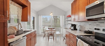 NEW! Serene Waterfront Haven Spacious 3BR in Newport