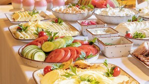 A buffet with various food items and beverages. - Javorina Residence (Zakopane)