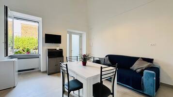 Apartment, 1 Schlafzimmer | Wohnbereich | 32-Zoll-Flachbildfernseher mit Digitalempfang