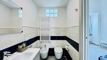 Apartment, 1 Schlafzimmer | Badezimmer | Dusche, Haartrockner, Handtücher, Seife
