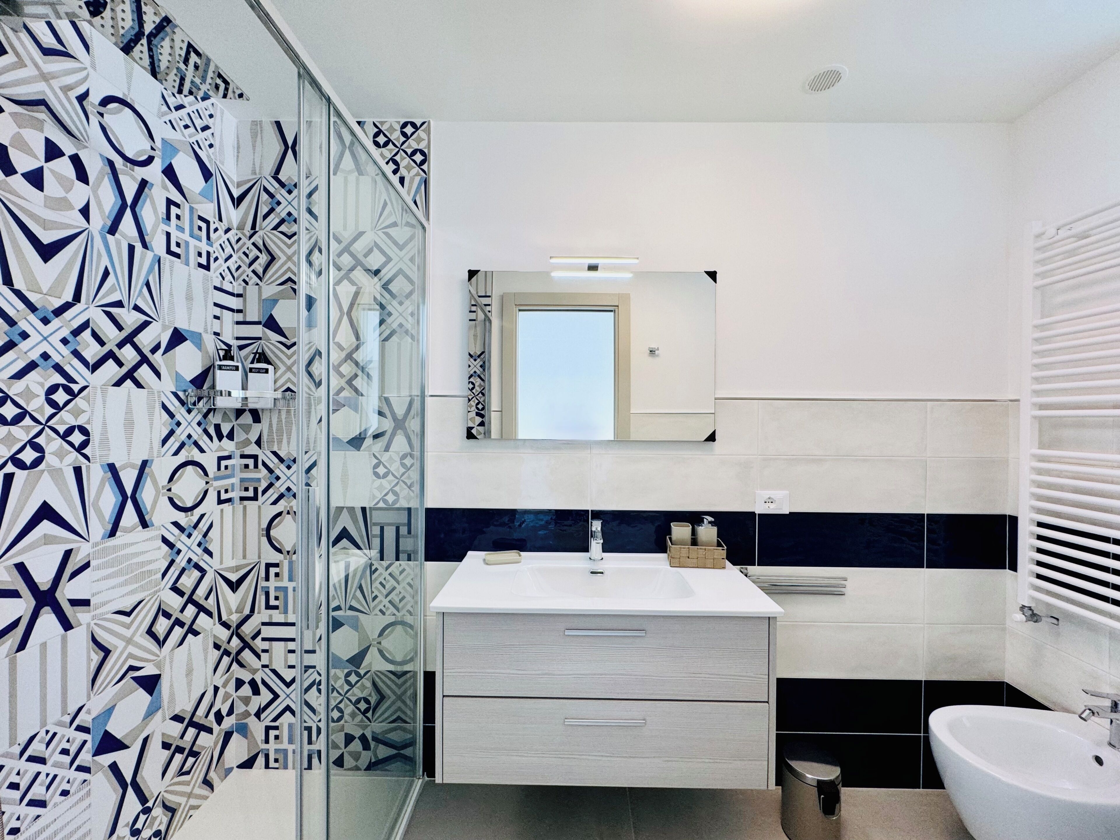 Appartement, 1 chambre | Salle de bain | Douche, séchoir à cheveux, serviettes fournies, savon