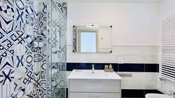 Appartement, 1 chambre | Salle de bain | Douche, séchoir à cheveux, serviettes fournies, savon