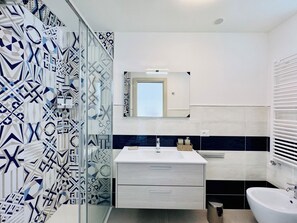 Apartamento, 1 habitación | Baño | Ducha, secador de pelo, toallas y jabón