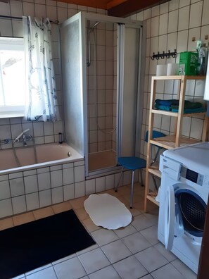 Shower, hair dryer - Holiday Home 'Ferienhaus Petersen' with Sea View, Shared Terrace and Wi-Fi (Langeneß)
