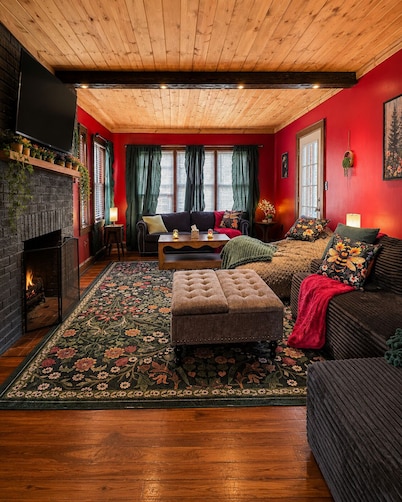 New! Hot Tub, Sauna, Arcade, cozy cottage - walk to everything! Great location!