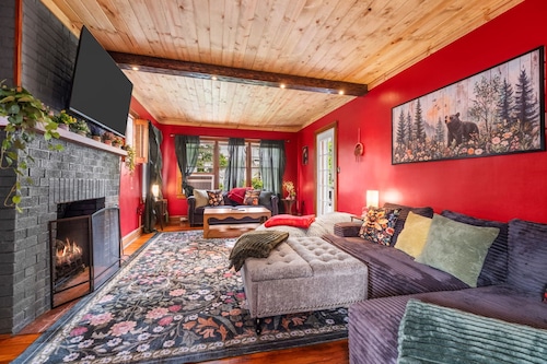 New! Hot Tub, Sauna, Arcade, cozy cottage - walk to everything! Great location!