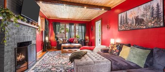 New! Hot Tub, Sauna, Arcade, cozy cottage - walk to everything! Great location!