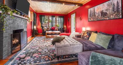 New! Hot Tub, Sauna, Arcade, cozy cottage - walk to everything! Great location!