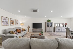 TV - Cabine Apartment | 3 bedrooms | Quarteira (Quarteira)