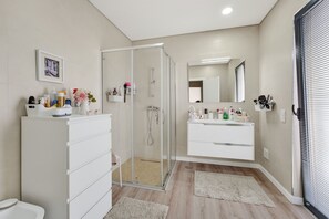 Shower, hair dryer, towels - Cabine Apartment | 3 bedrooms | Quarteira (Quarteira)