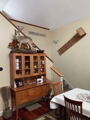 Dining - Charming 2-bedroom, 1-bathroom home in Carroll,NH located on 7 acres White Mtns (Carroll)