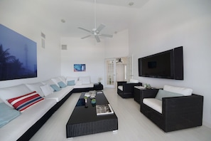 Smart TV, reproductor de DVD, tenis de mesa y libros 