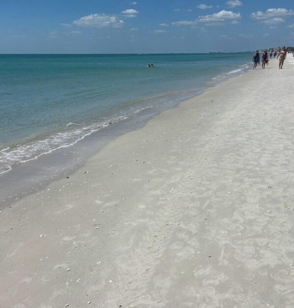 Beach - Central located cozy cabin with resort amenities (Naples)