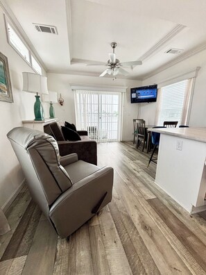 Living area - Central located cozy cabin with resort amenities (Naples)