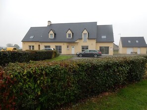 Exterior - Bed and Breakfast 'Chambre Orange' with Shared Garden and Wi-Fi (Courtils)