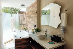 Shower, hair dryer, towels, shampoo - 4BR Villa w/ Private Pool &Lush Courtyard in Tulum (Tulum)
