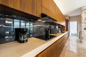Kylskåp, mikrovågsugn, spishäll och kaffe- och tebryggare