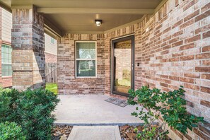 Exterior detail - Sleek 3BR Houston Home, Central, Med Center & NRG (Houston)