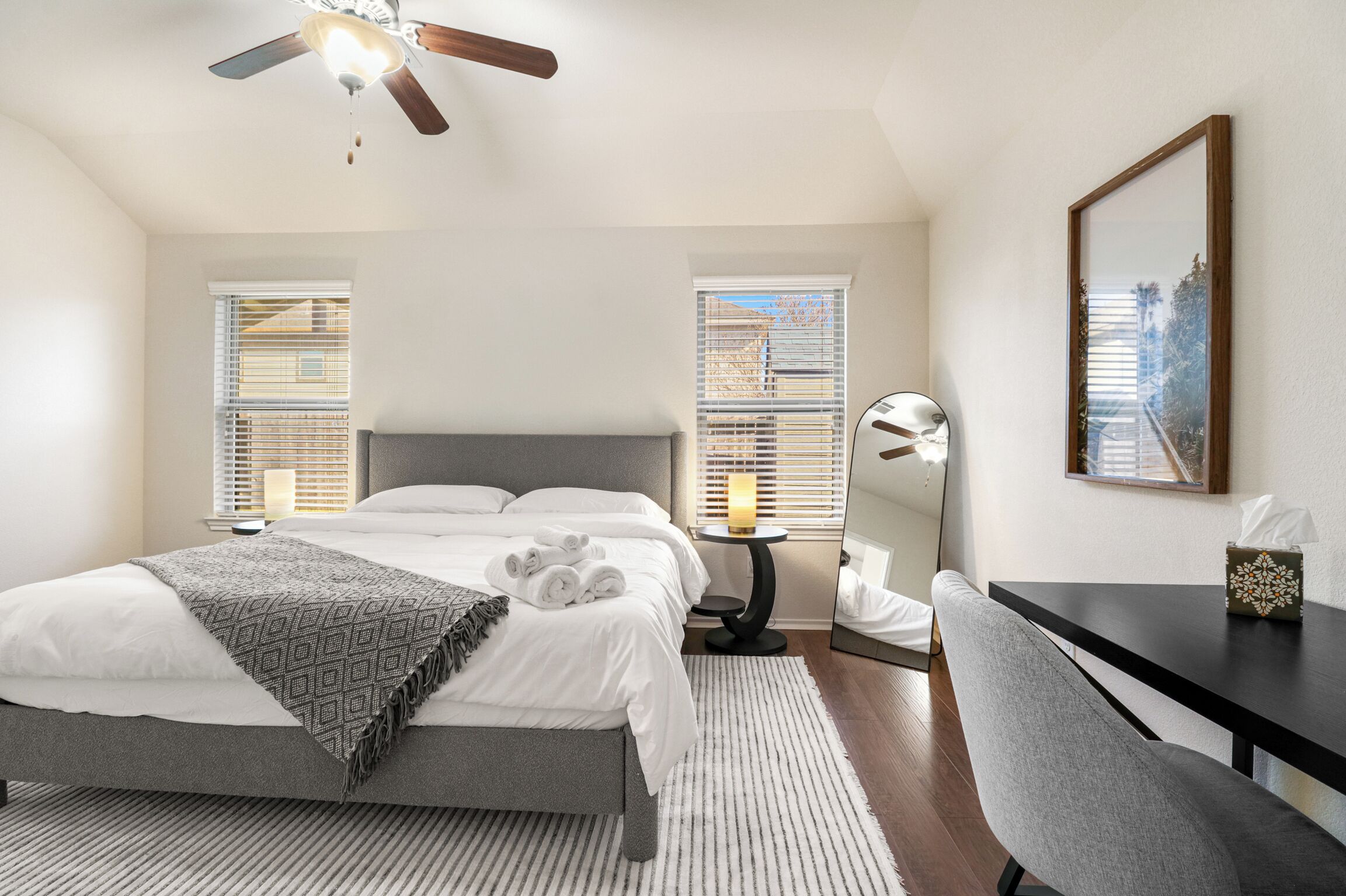 3 habitaciones, tabla de planchar con plancha, wifi y ropa de cama 