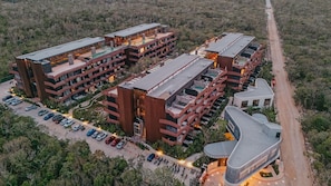 Ein mehrgeschossiges Hotel mit modernem Design, mit Balkonen und einer Dachterrasse.