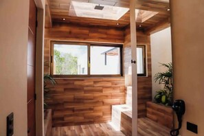 Ein Korridor mit Holzwandverkleidung, einem großen Fenster und einer Pflanze.